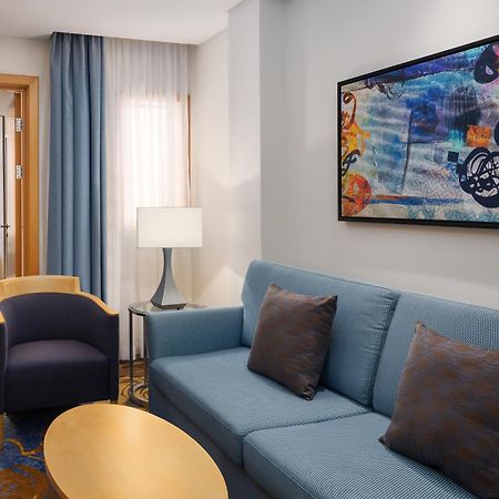 Sheraton Makkah Jabal Al Kaaba Hotel La Meca Exterior foto A living room in a suite at the Hilton San Francisco Airport