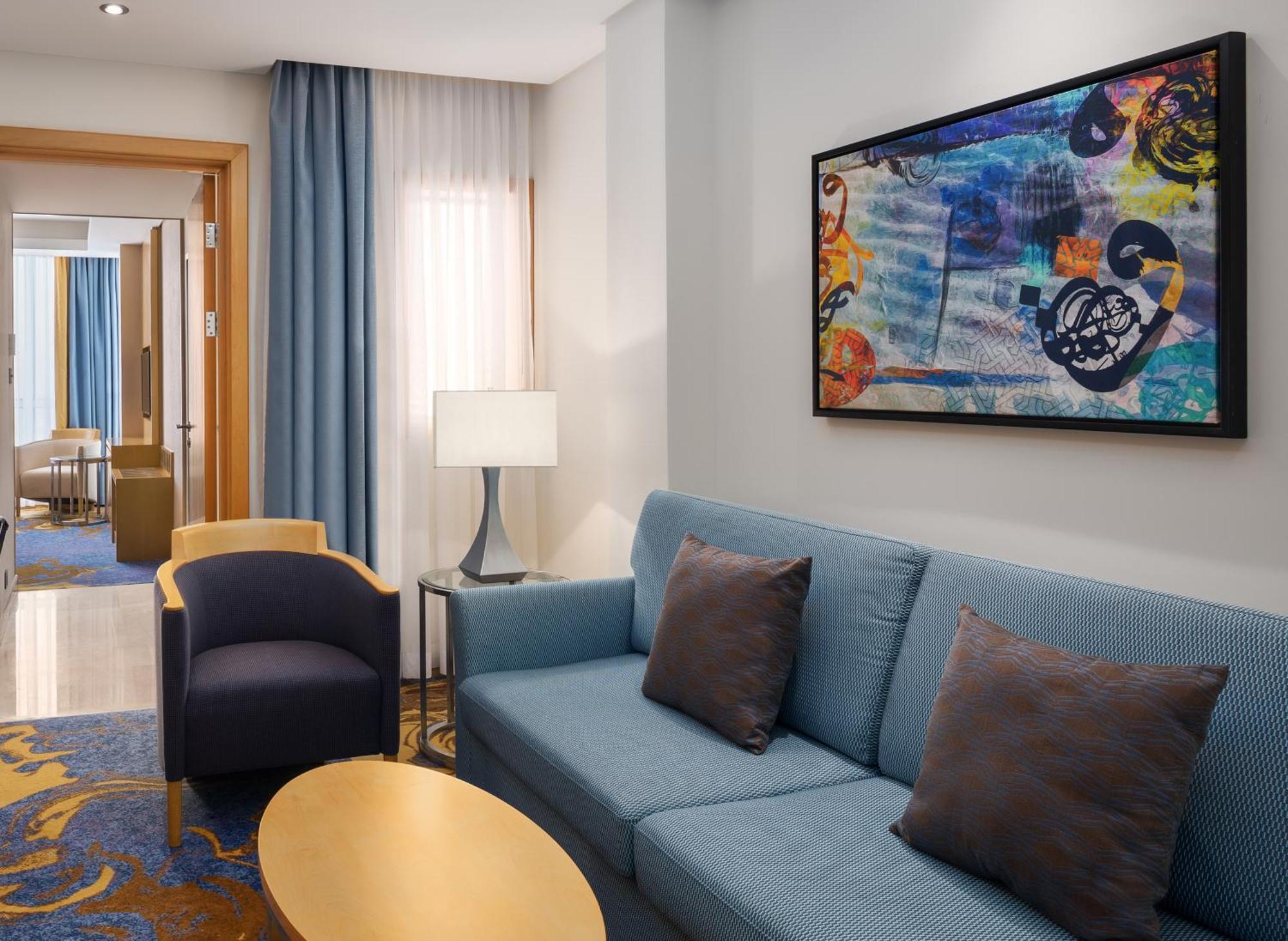 Sheraton Makkah Jabal Al Kaaba Hotel La Meca Exterior foto A living room in a suite at the Hilton San Francisco Airport